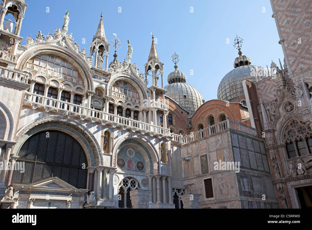 Plaza, Piazza, Platz der Basilika Saint-Markierungen zeigen Architektur der Fassade und Gebäude. Stockfoto