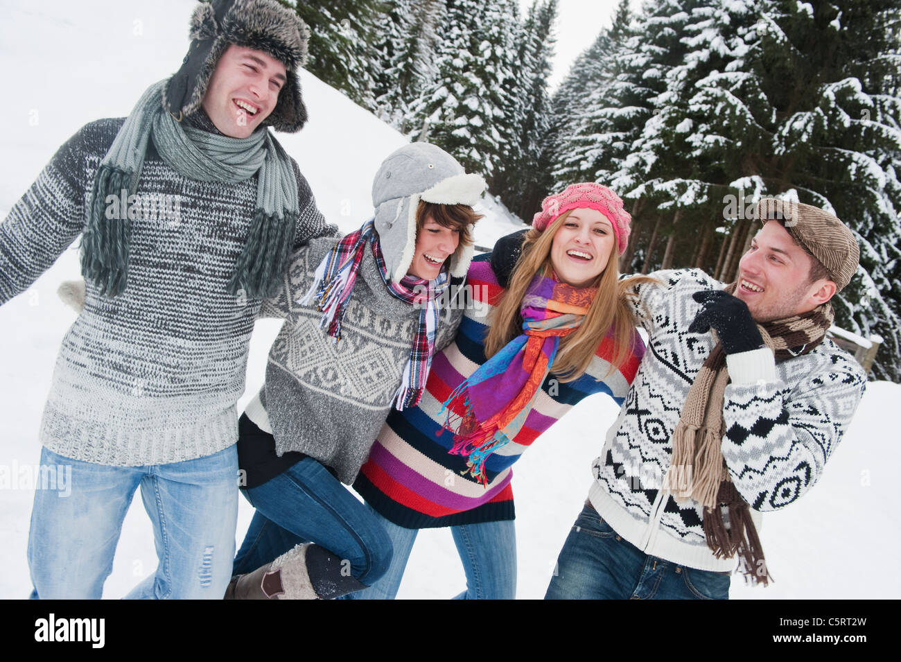 Österreich, Salzburger Land, Flachau, junge Leute, die Spaß im Schnee Stockfoto