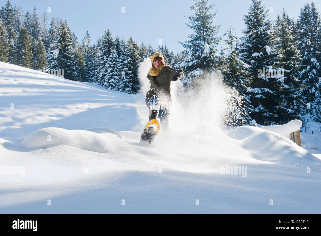Österreich, Salzburger Land, Flachau, jungen Frau mit Schneeschuhen wandern im Schnee Stockfoto
