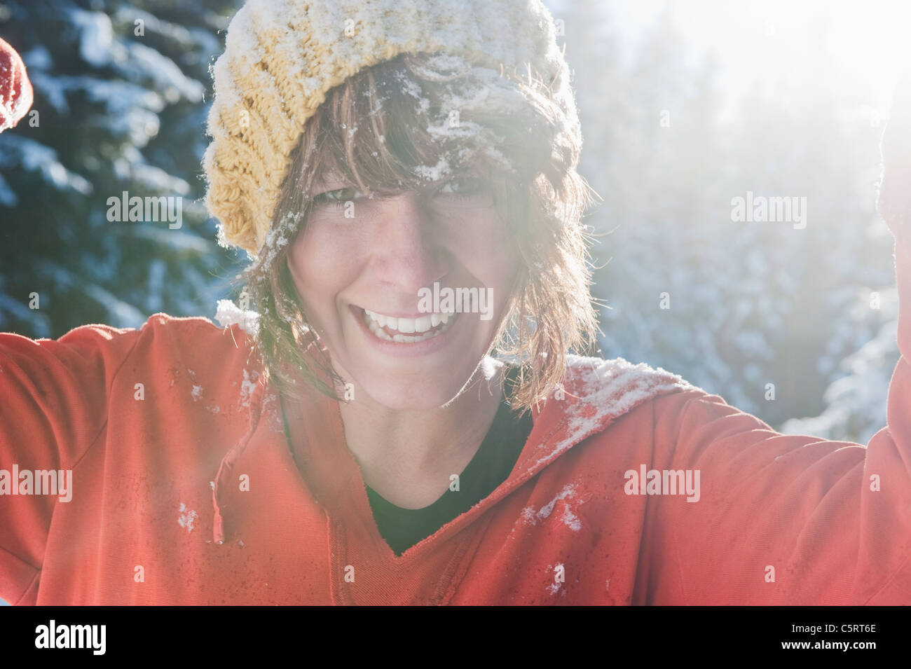 Österreich, Salzburger Land, Flachau, junge Frau, die Spaß im Schnee Stockfoto