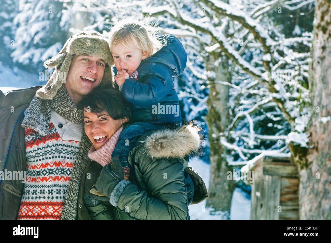 Österreich, Salzburger Land, Flachau, Familie stehen im Schnee, Lächeln Stockfoto
