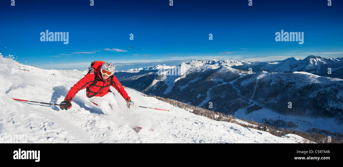Österreich, Salzburger Land, Altenmarkt-Zauchensee, Mitte erwachsenen Mannes Skifahren auf der Piste im winter Stockfoto