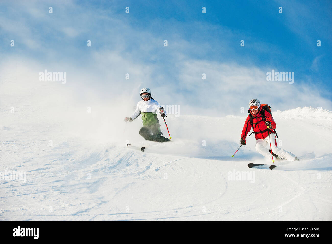 Österreich, Salzburger Land, Altenmarkt-Zauchensee, Mitte erwachsenes paar Skifahren auf der Piste im winter Stockfoto