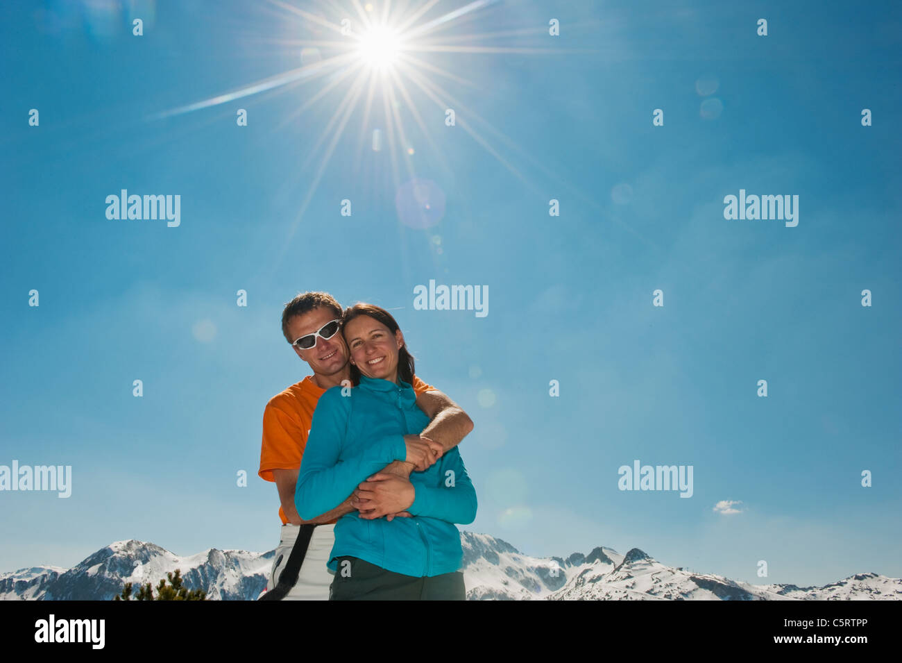 Österreich, Salzburger Land, Altenmarkt-Zauchensee, Mitte erwachsener Mann umfassenden Frau im winter Stockfoto
