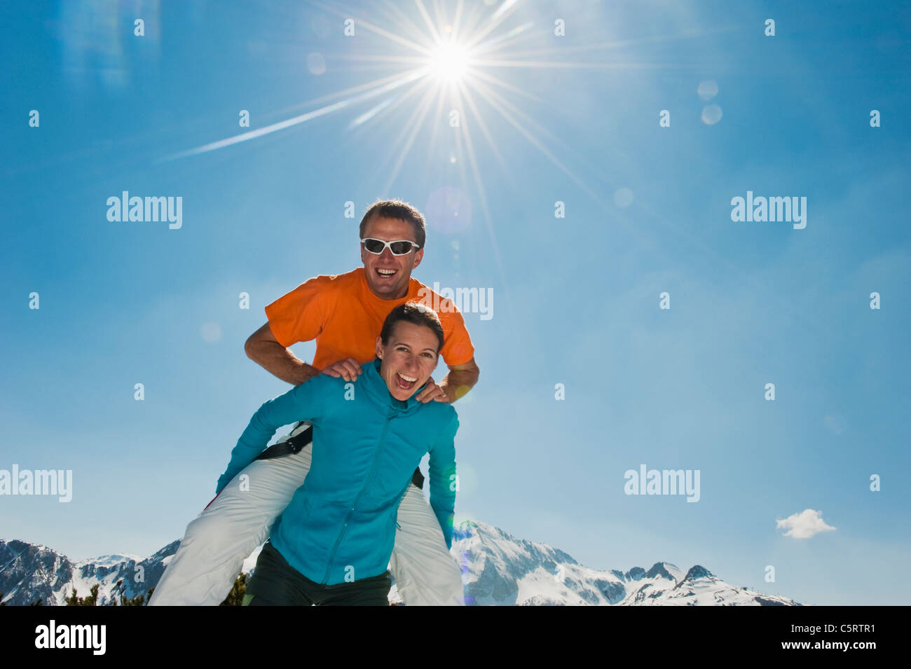 Österreich, Salzburger Land, Altenmarkt-Zauchensee, Mitte erwachsenen Mann springt über Frau im winter Stockfoto