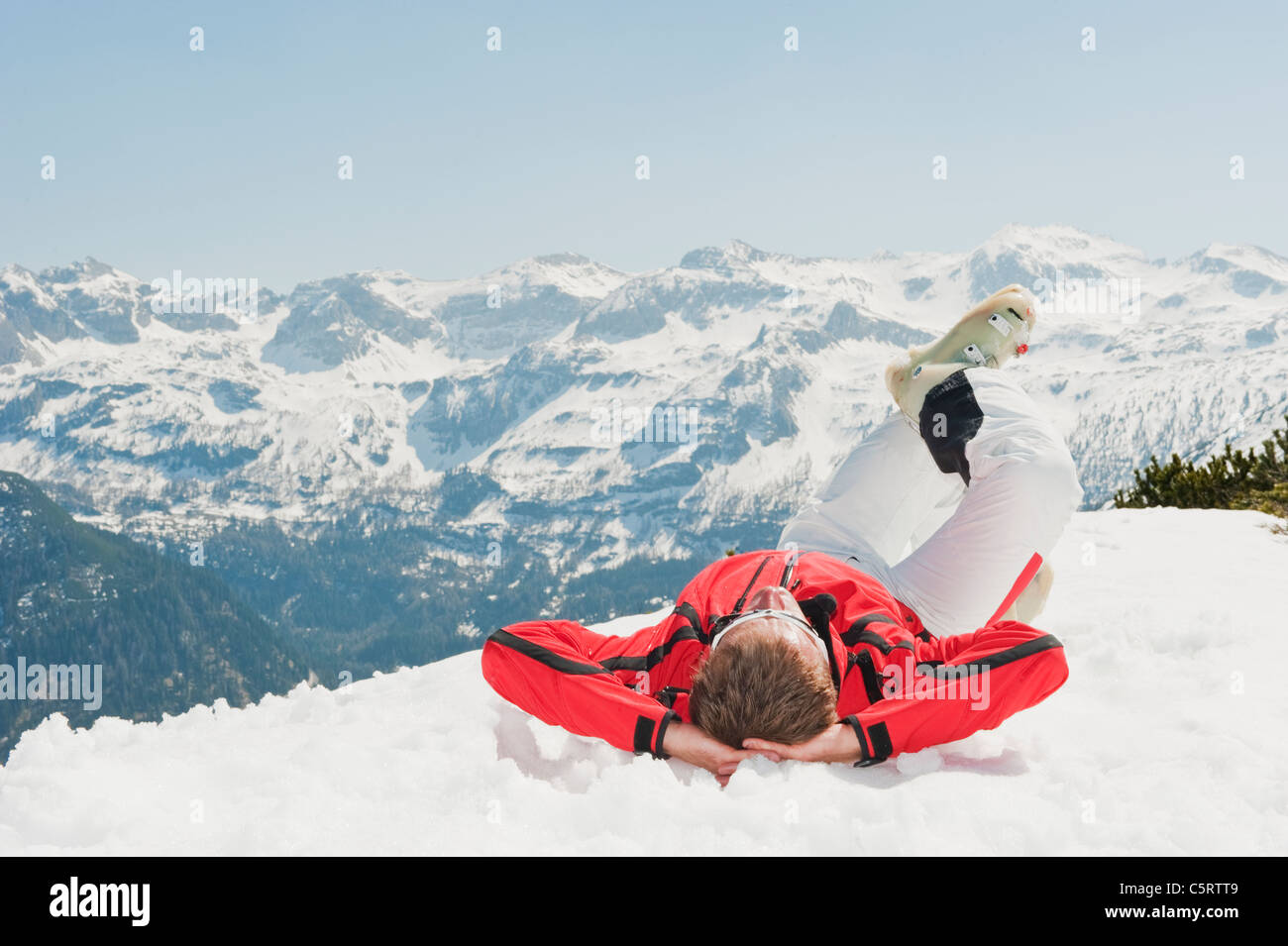 Österreich, Salzburger Land, Altenmarkt-Zauchensee, Mitte erwachsenen Mann liegt auf Schnee im winter Stockfoto