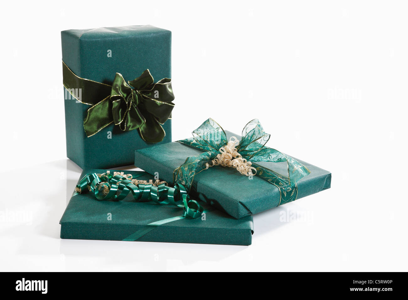 Geschenke mit grünen Geschenkpapier verpackt Stockfoto