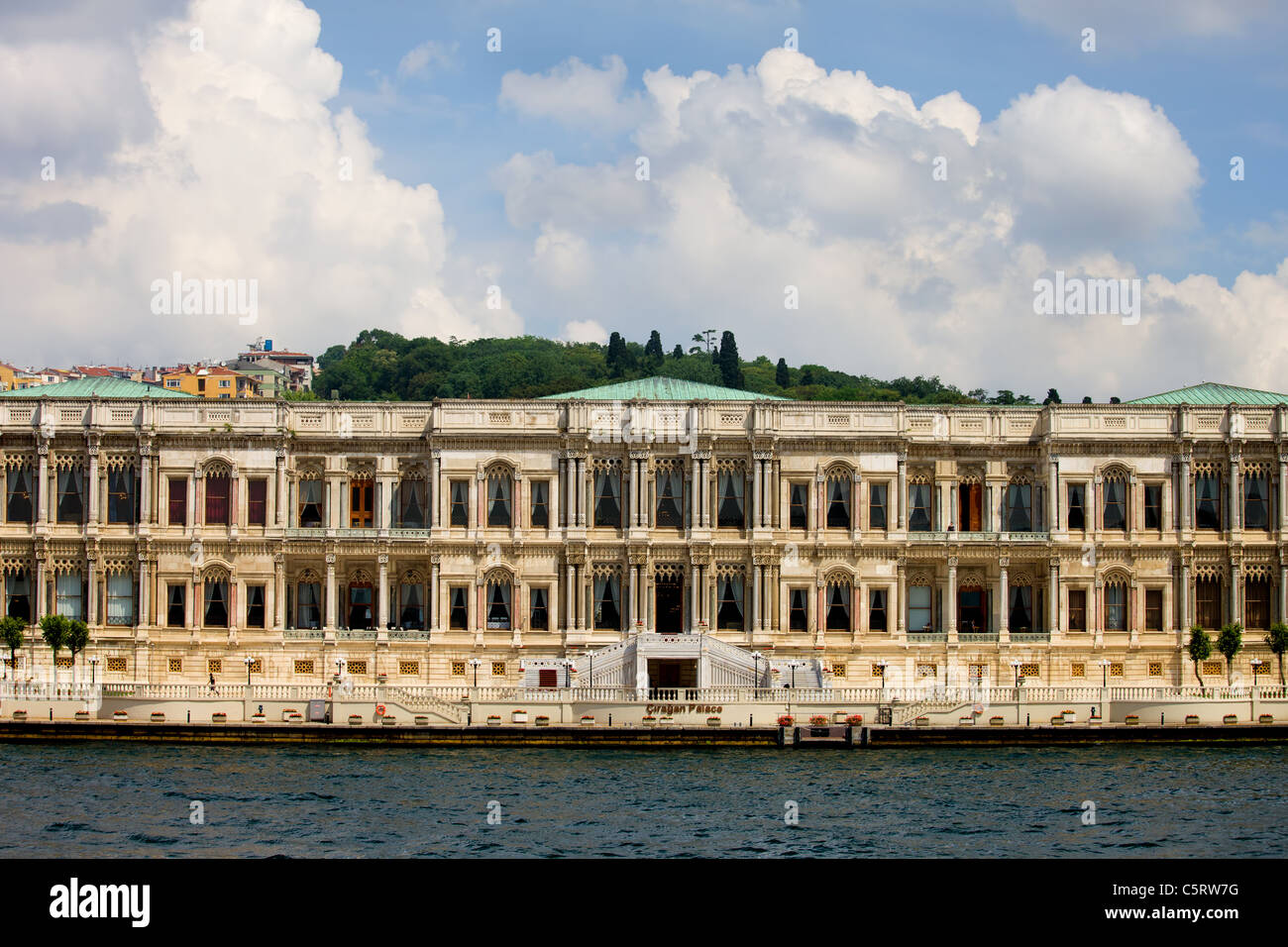 Ciragan Palace, Blick von der Bosporus in Istanbul, Türkei Stockfoto