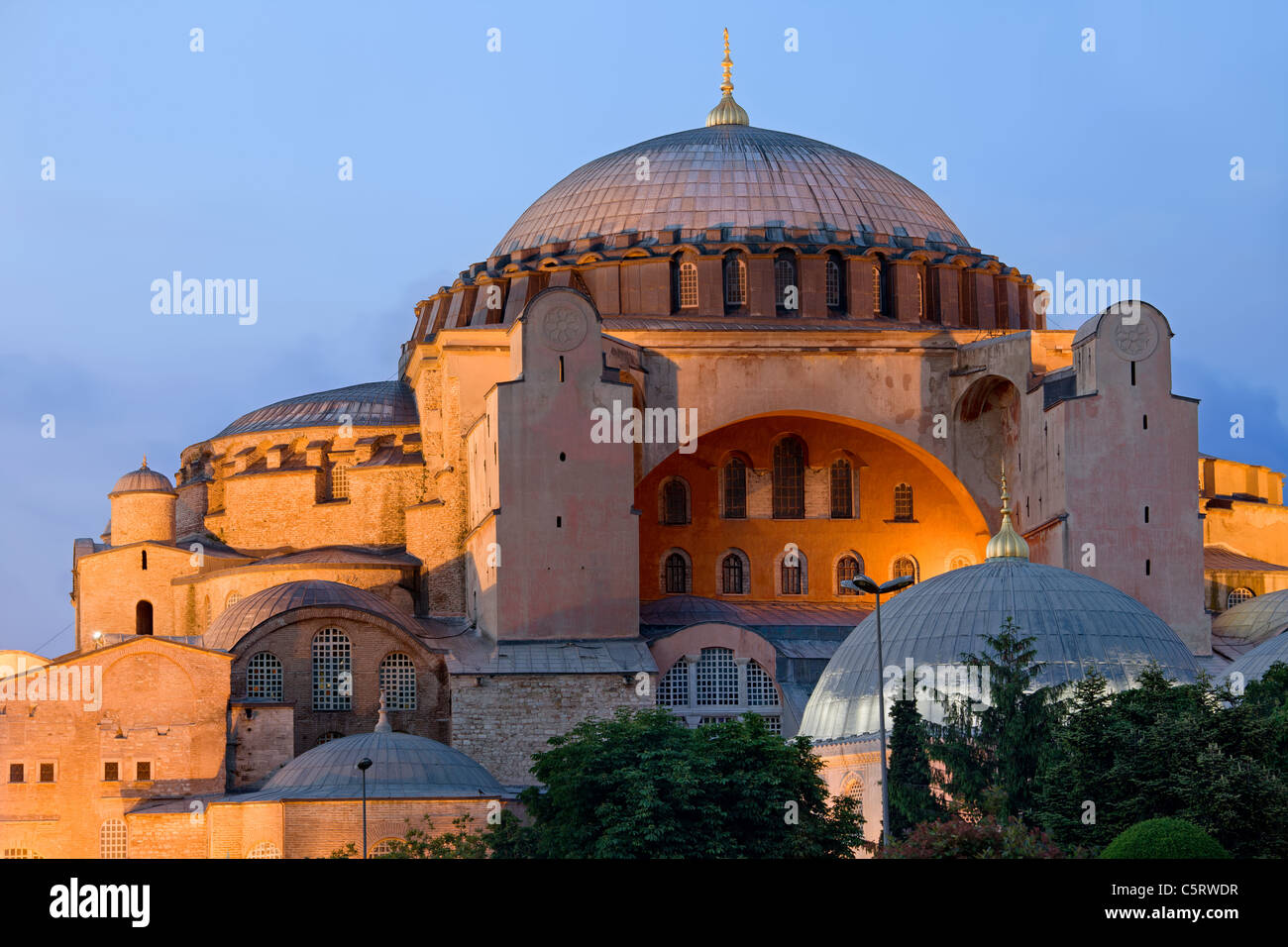 Die Hagia Sophia byzantinischen Tempe leuchtet in der Dämmerung, die berühmten historischen Sehenswürdigkeiten in Istanbul, Türkei Stockfoto