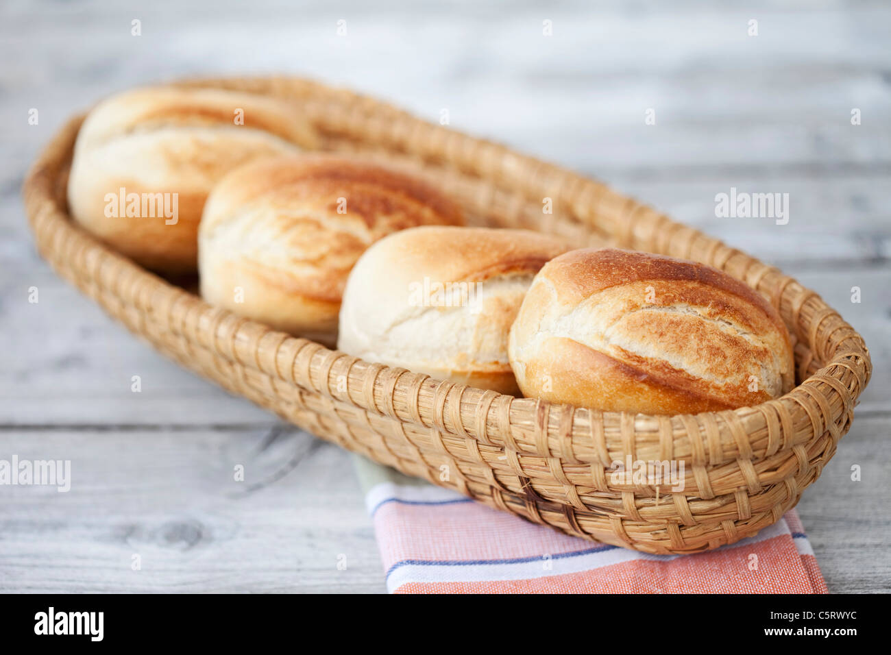 Deutschland, in der Nähe bis Brot Rollen im Brotkorb auf Serviette Stockfoto