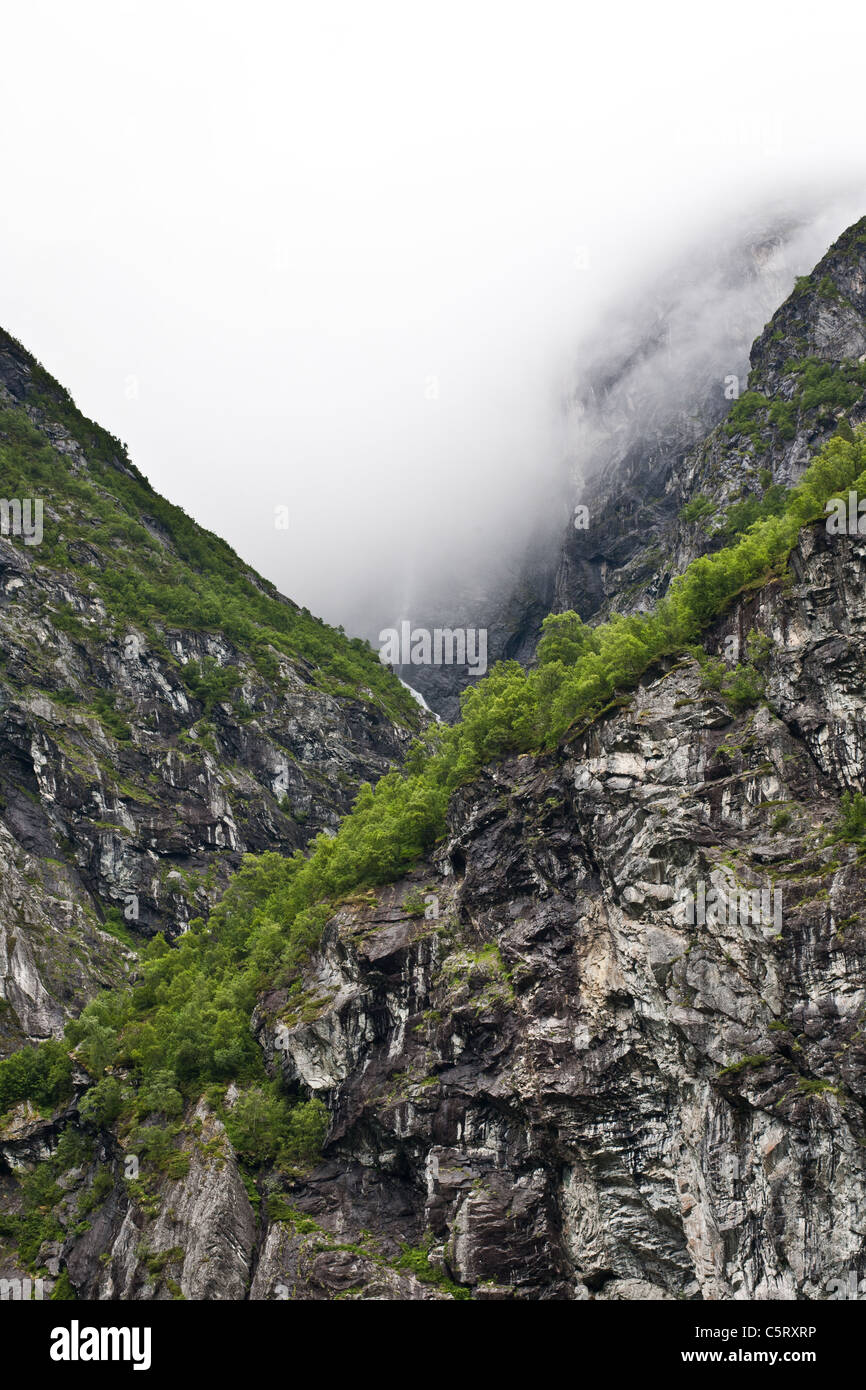 Misty Mountain auf der Ostseite des Tal Romsdalen, Rauma Kommune, Møre og Romsdal, Norwegen. Stockfoto