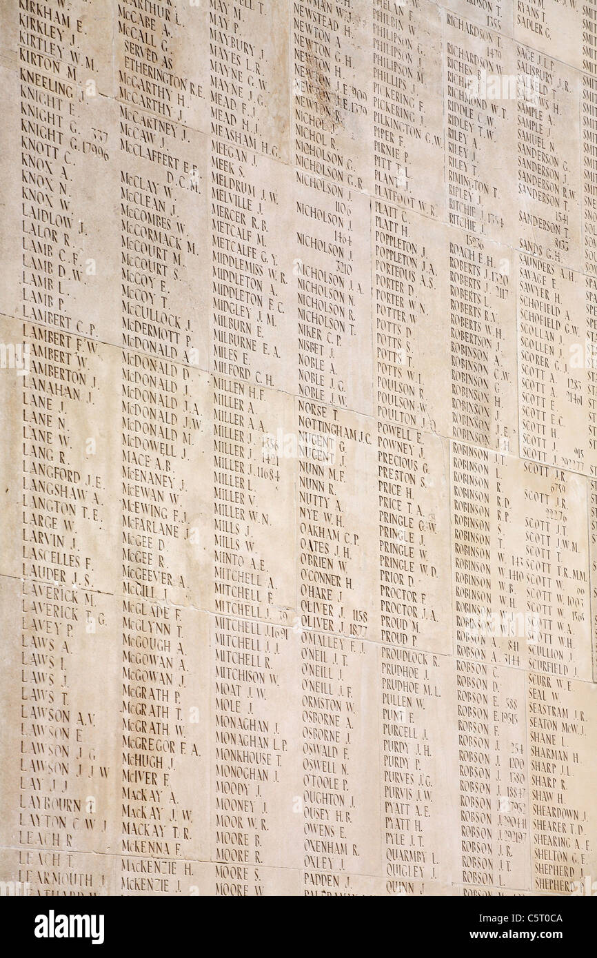 Namen der gefallenen Soldaten eingraviert auf der WW1 Gedenkstätte Thiepval, in der Nähe von Albert, Picardie, Frankreich, Europa. Stockfoto