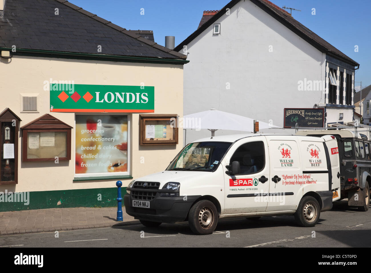 North Wales, UK. Spar-Lieferwagen liefern Welsh Fleisch zu einem Londis shop Stockfoto