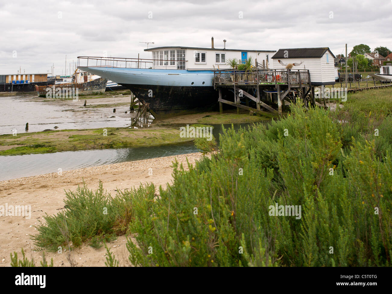 Ein Hausboot auf dem Vorland Mersea Island in Essex. Stockfoto