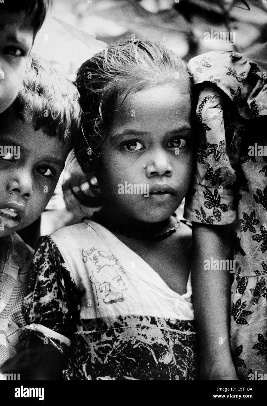 Gruppenbild der Kinder besuchen eine Dorfschule in den Hügel-Bezirken von Puri in Orissa Indien Asien 1992 Stockfoto