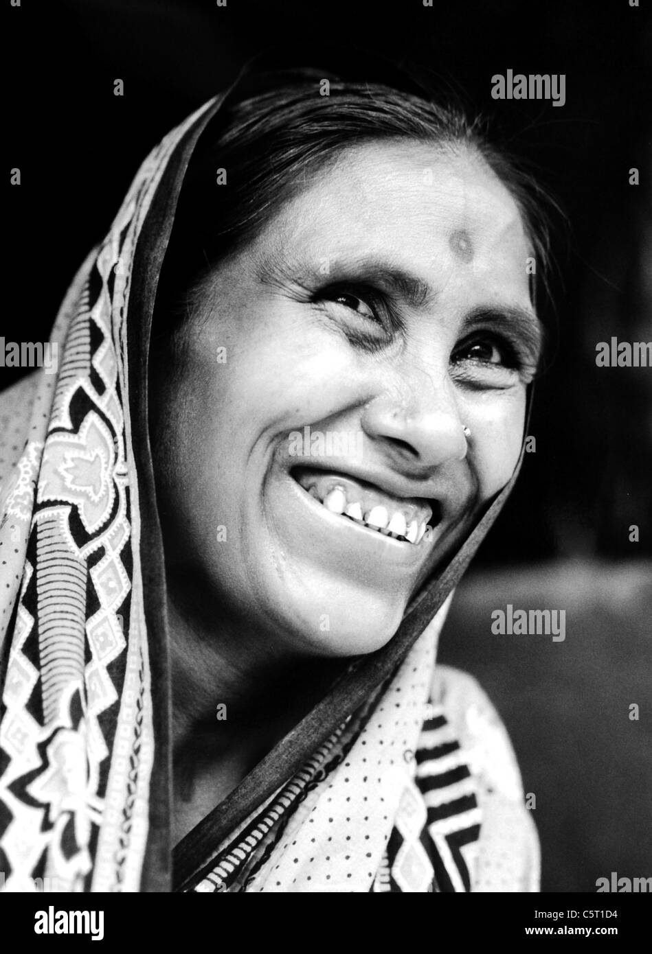 Porträt einer Frau aus einem Bergdorf im Puri-Distrikt Orissa in Indien Stockfoto