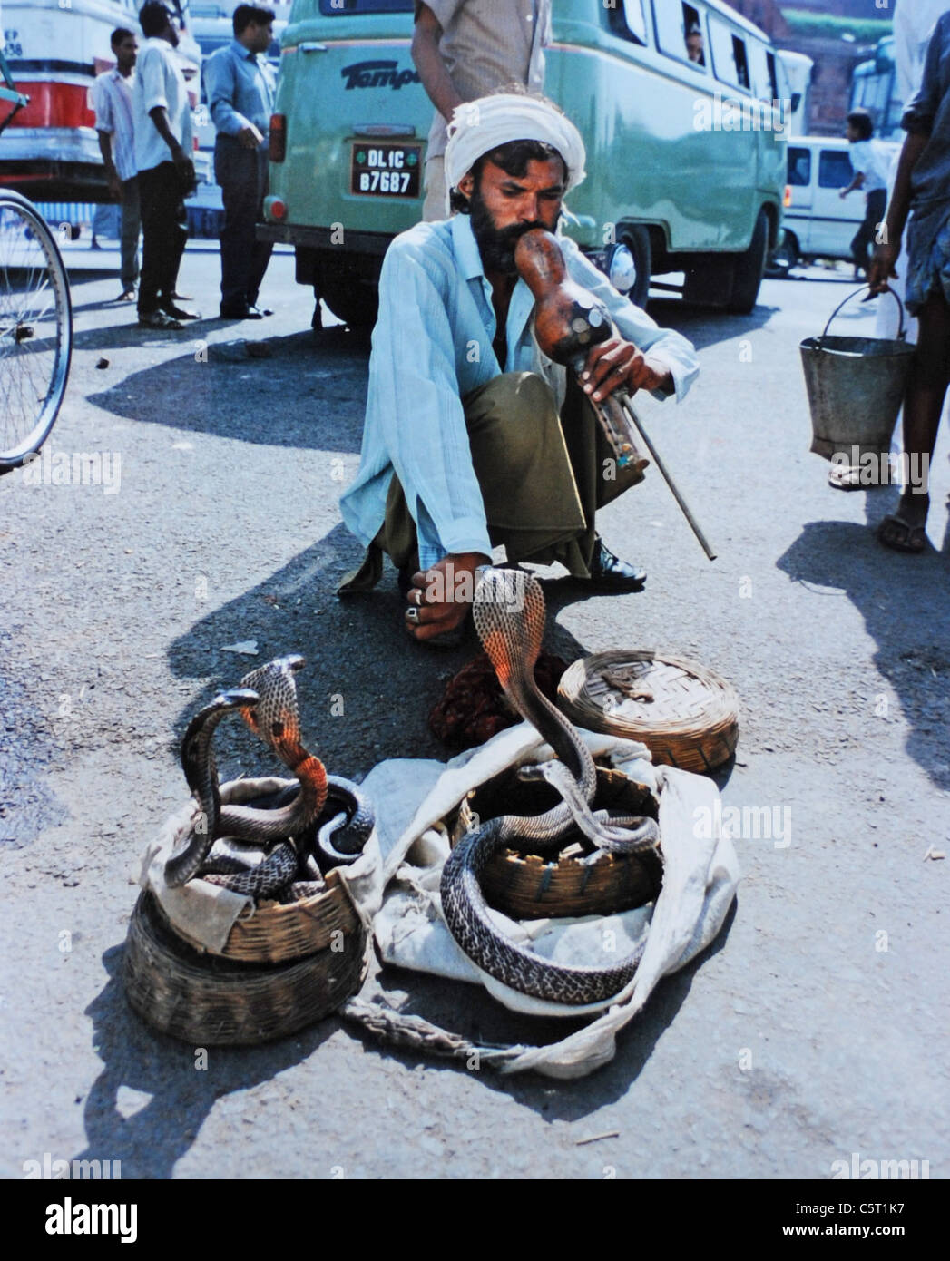 Schlangenbeschwörer durch das Rote Fort in Delhi Indien Stockfoto