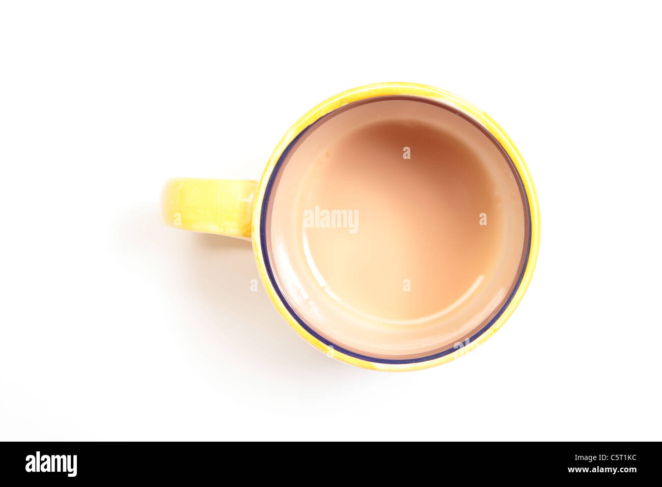 Tee in einem gelb-blauen Becher nach unten fast verschwunden. Stockfoto