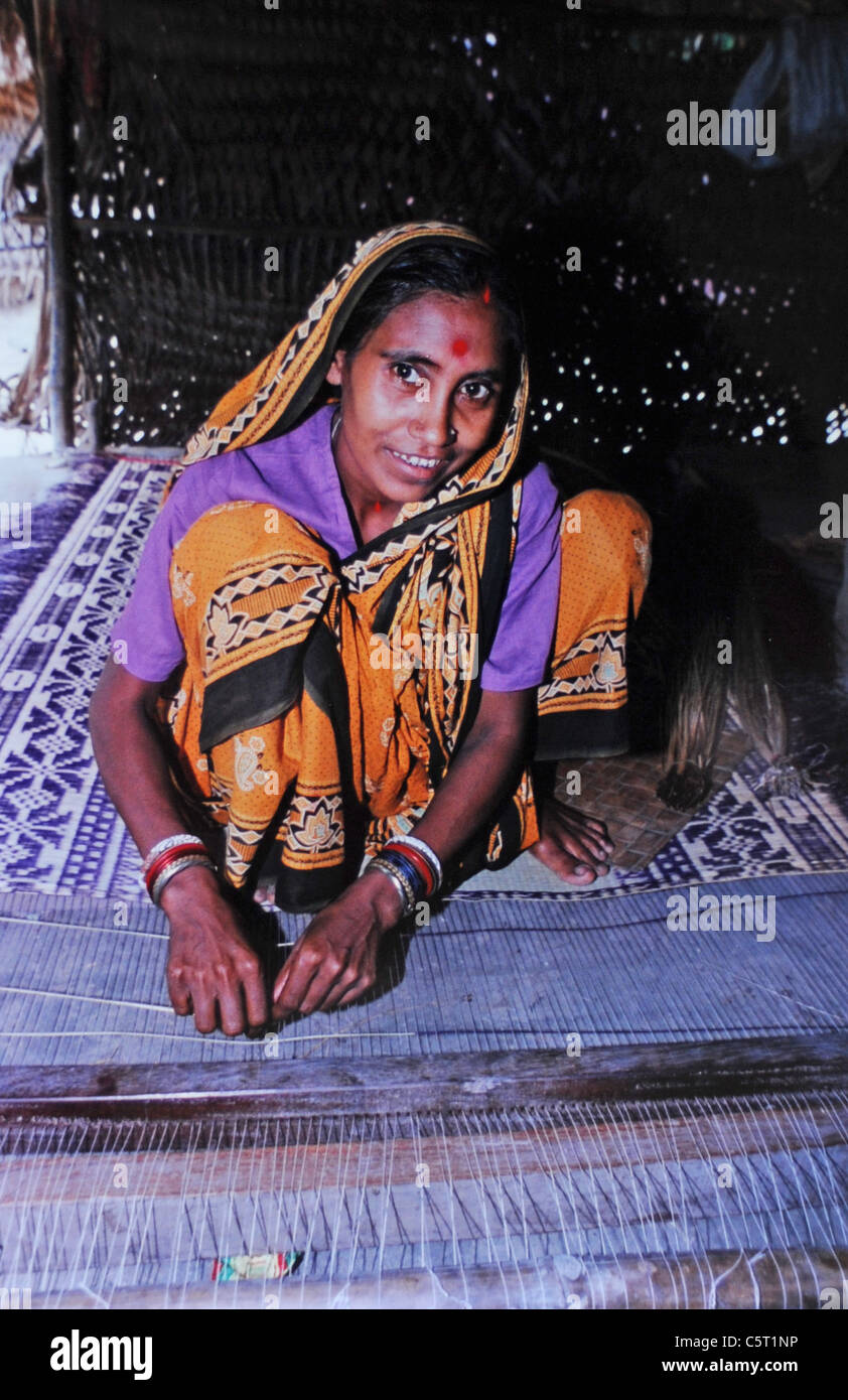 Frau, die Matten in der Region Orissa in Indien 1992 herstellt Stockfoto