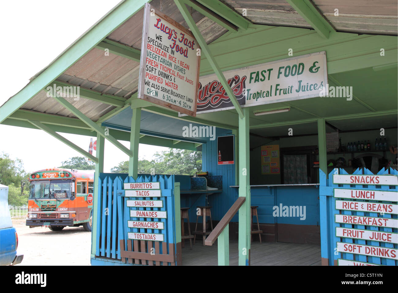 Lucys Fast-Food-Stand vom Busbahnhof im Zentrum Stadt, San Ignacio, Cayo, West Belize, Mittelamerika Stockfoto