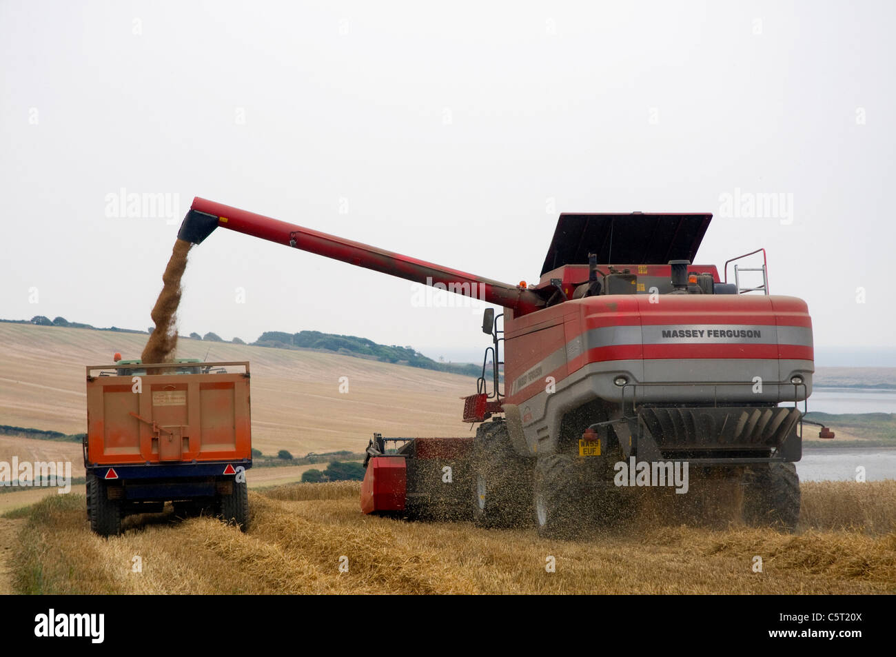 Roten Mähdrescher Hinterlegung seiner Last Stockfoto