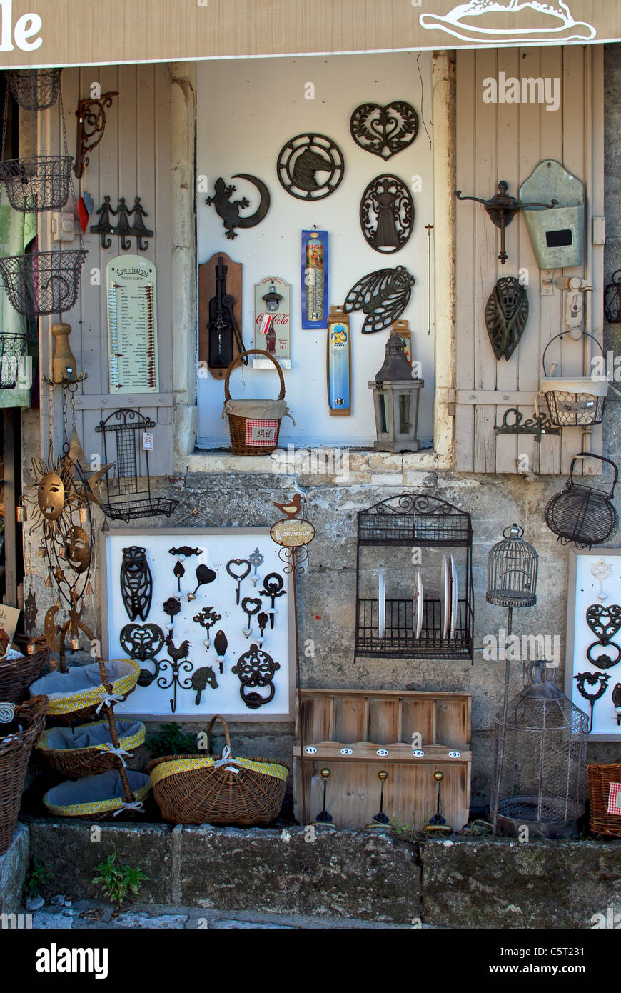Ein Geschäft für rustikale Deko-Objekte einschließlich Eisenwaren und  Körbe, in Les Baux-de-Provence, Frankreich Stockfotografie - Alamy