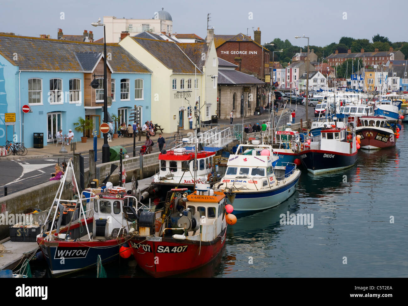 Angelboote/Fischerboote vertäut im alten Hafen von Weymouth. Stockfoto