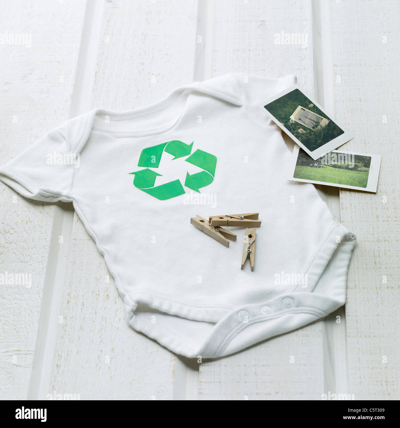 Baby Shirt, Fotos und Wäscheklammer Stockfoto