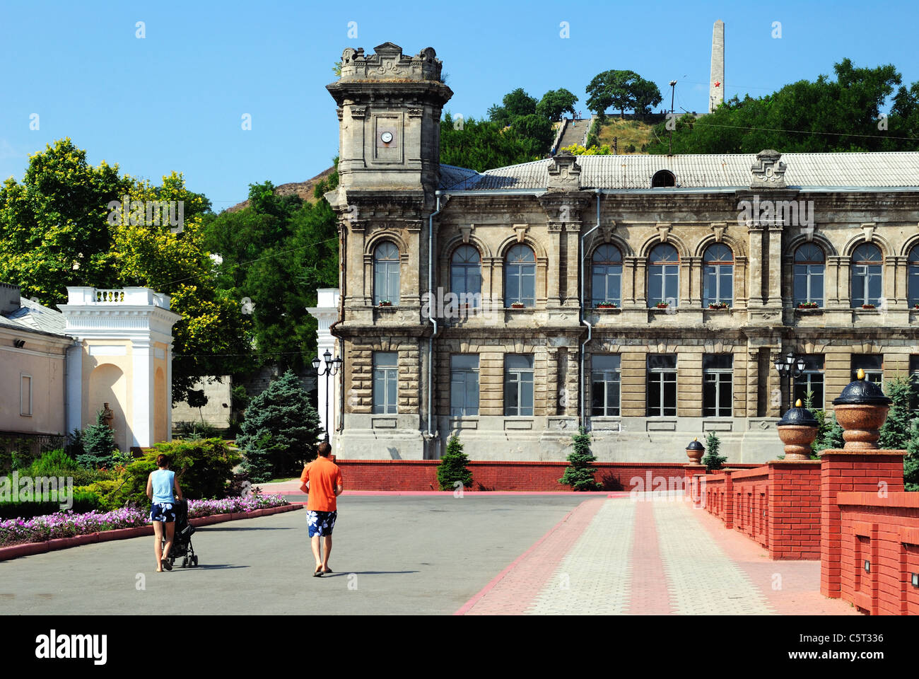 Kertsch Frauen Gymnasium Gebäude mit Mount Mithridat in den Hintergrund, Kertsch, Krim, Ukraine Stockfoto
