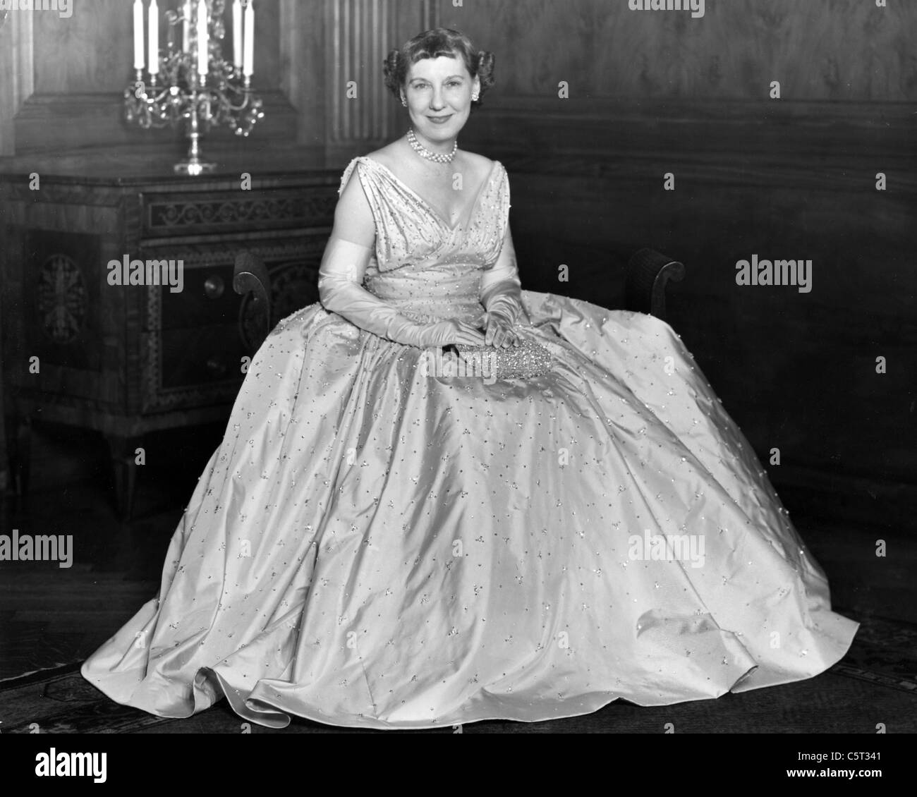 MAMIE EISENHOWER (1896-1979) Ehefrau von Präsident Eisenhower in ihrem 1953 Inauguaration Kleid. Foto Larry Gordon Stockfoto