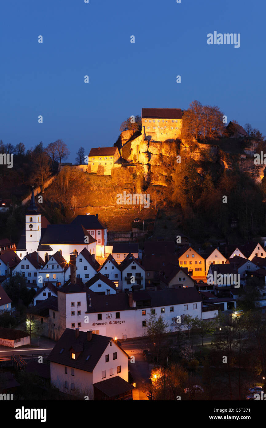 Deutschland Bayern Franken Franken Fränkische Schweiz Pottenstein Hochschloss auf Berg mit der Stadt im Vordergrund Stockfoto