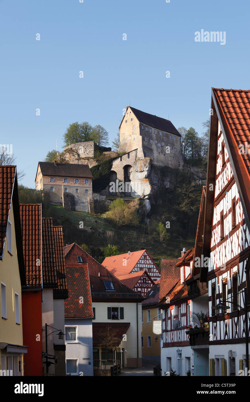 Deutschland Bayern Franken Franken Fränkische Schweiz Pottenstein Hochschloss auf Berg mit der Stadt im Vordergrund Stockfoto