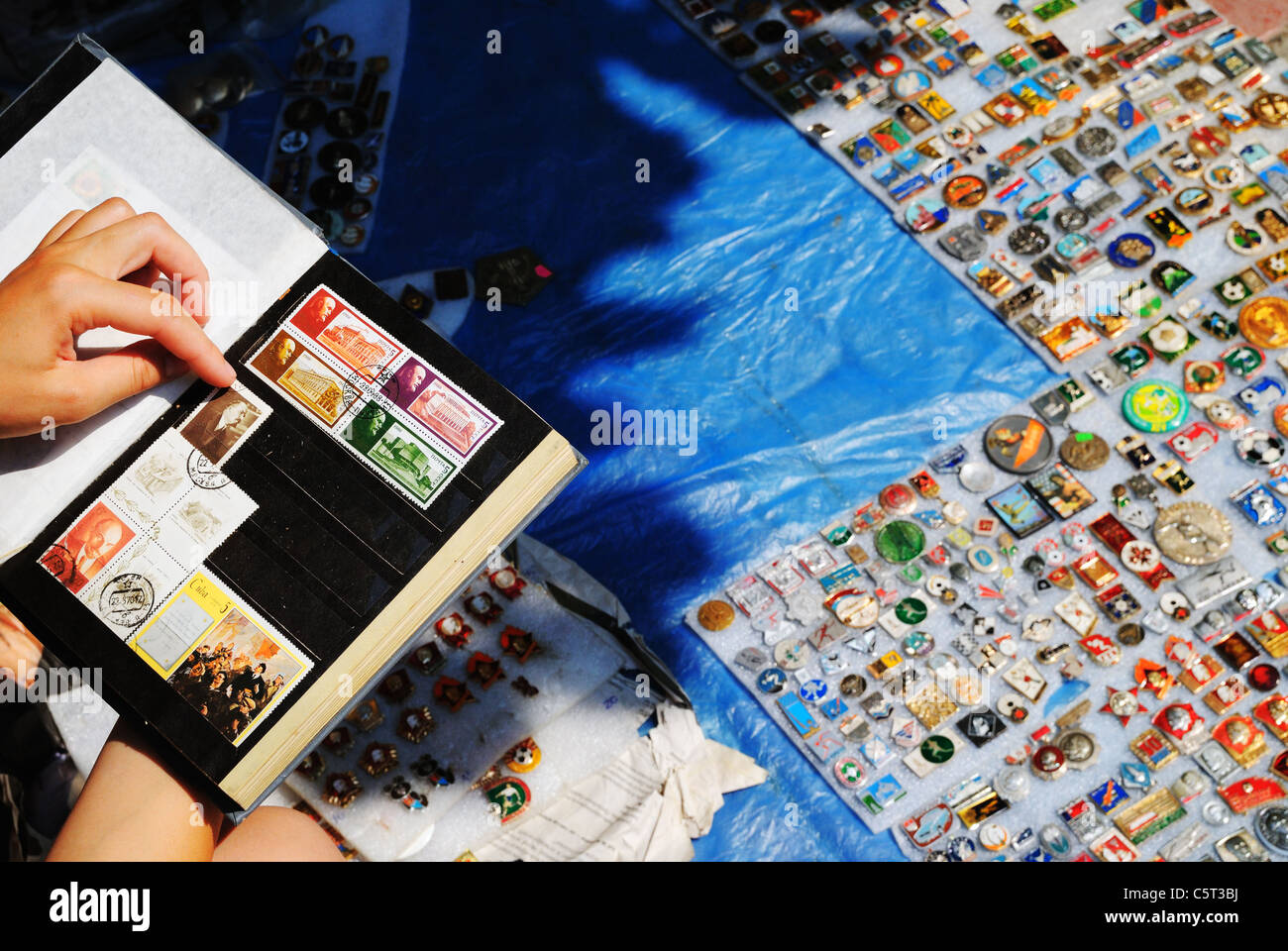 Briefmarken und Abzeichen für Verkauf in Straßenmarkt, Krim, Ukraine Stockfoto