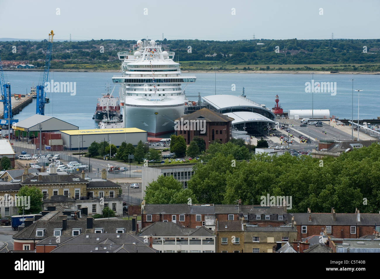 Luftaufnahme des Ocean Terminal, Southampton, England, mit P & O Kreuzfahrtschiff "Azura" und Southampton Water Stockfoto