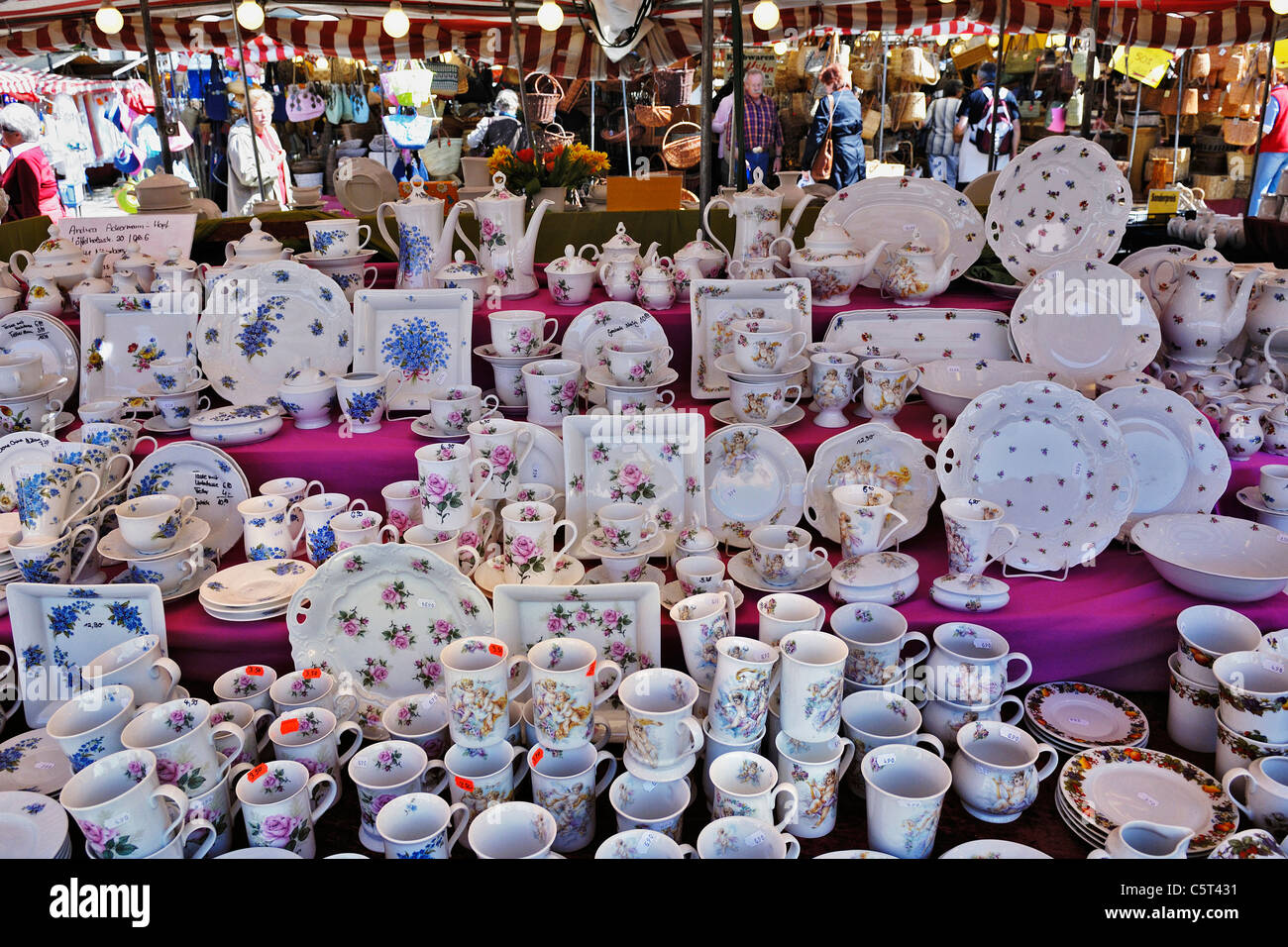 Deutschland, München, Auer Dult, traditioneller Markt, Keramik Stockfoto