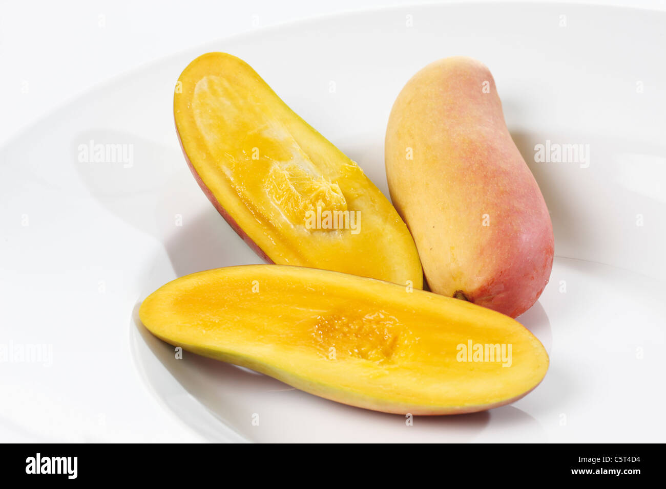 In Scheiben geschnittene Mangos (Mangifera Indica) auf Teller Stockfoto