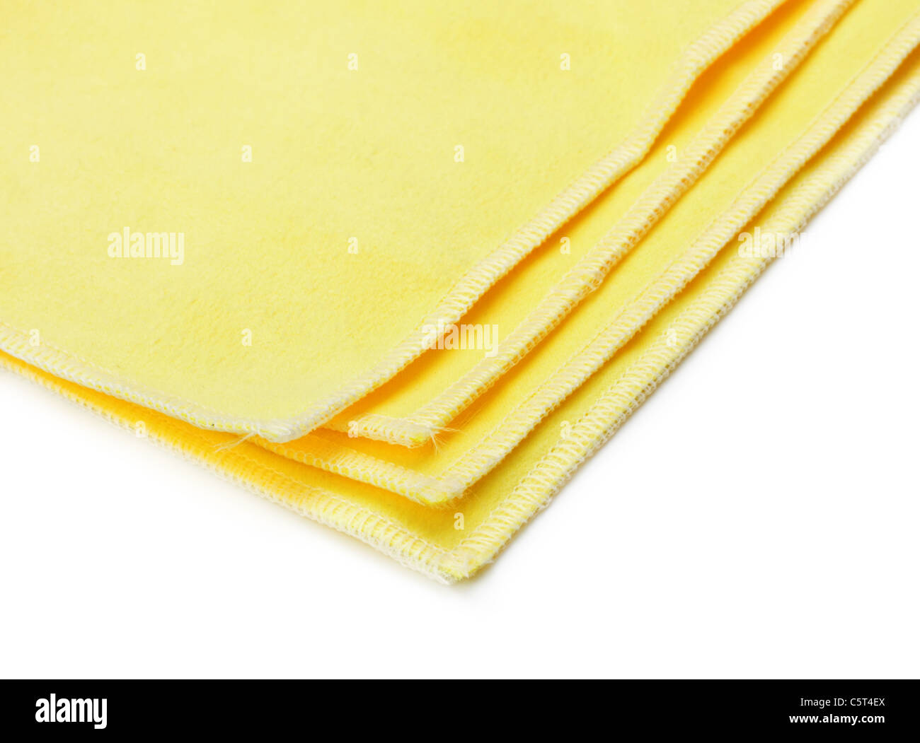 gelben Mikrofaser Staubtuch isoliert auf weißem Hintergrund Stockfoto