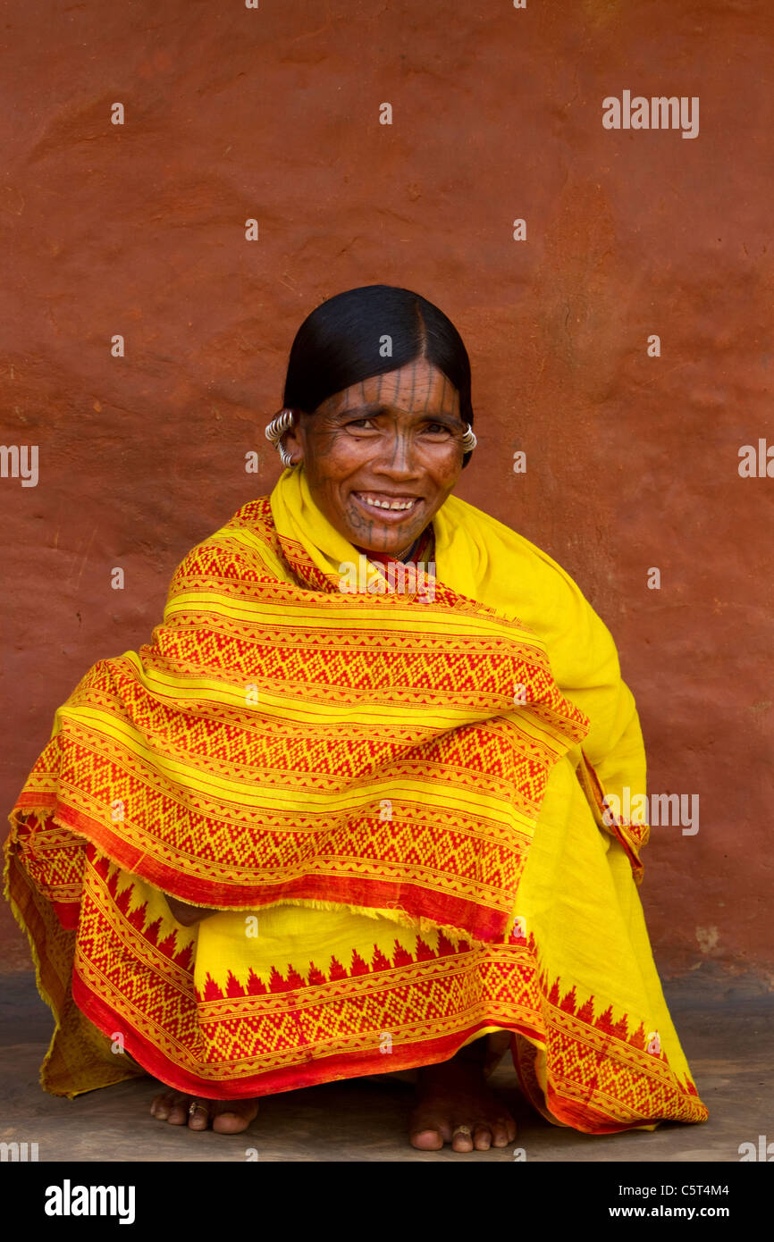 Eine Indianerin aus Indien sitzen in ein helles Gelb sari Stockfoto