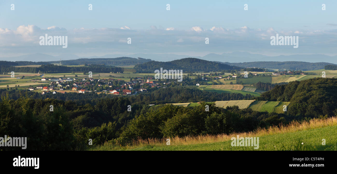 Österreich, Niederösterreich, Wachau, Dunkelsteinerwald, Gansbach, Landschaft mit Dorf im fernen Stockfoto