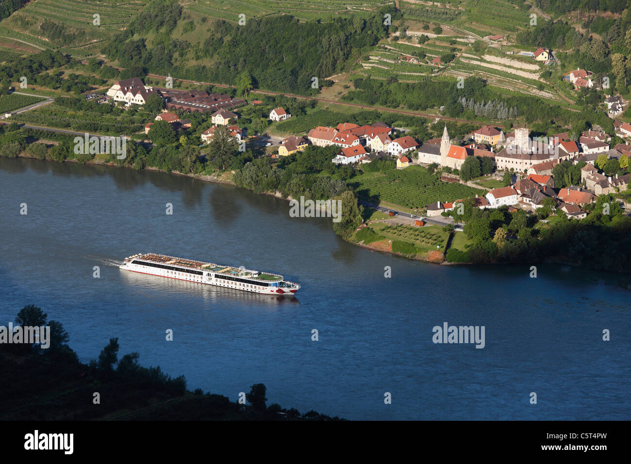 Österreich, Niederösterreich, Wachau, Schwallenbach, Blick auf das Dorf in der Nähe am Fluss mit Boot im Vordergrund Stockfoto