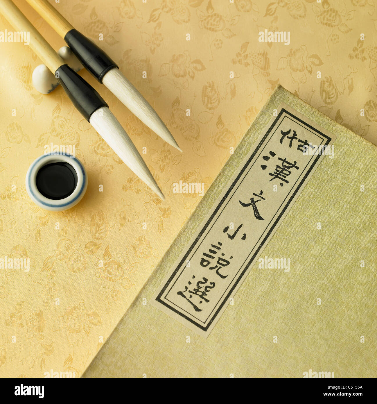 Koreanische traditionelle Bürsten und antikes Buch Stockfoto