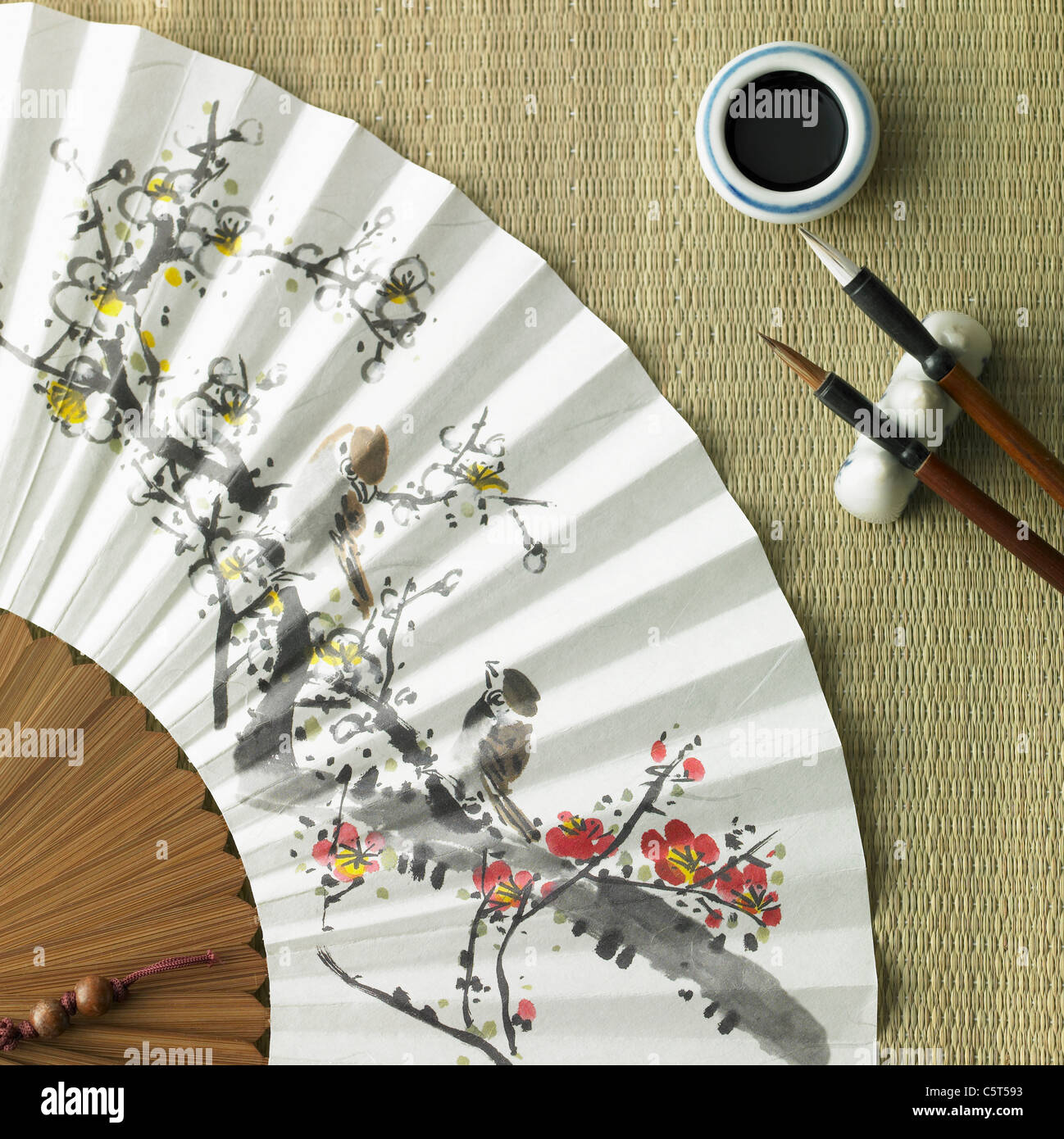 Koreanische traditionelle klappbare Ventilator, Pinsel und Tinte Stockfoto