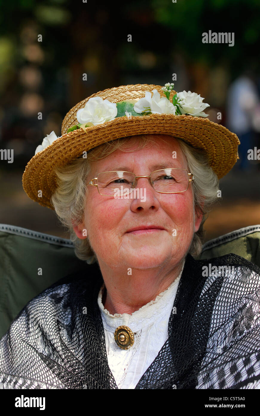 Ältere Dame in viktorianischen Kostüm bei rustikalen Sonntag, eine jährliche Veranstaltung feiert traditionelle ländlichen Lebensformen Stockfoto