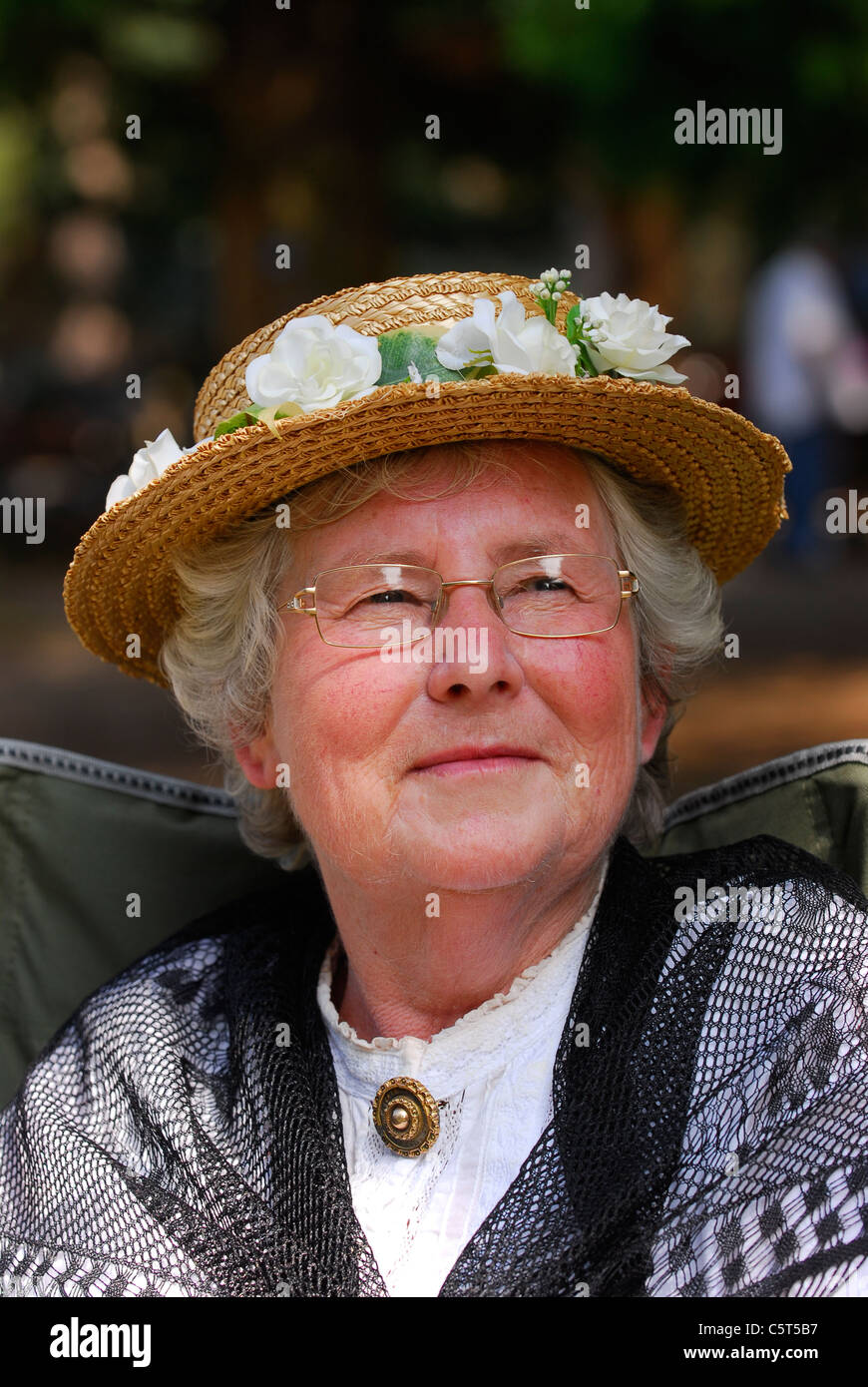 Ältere Dame in viktorianischen Kostüm bei rustikalen Sonntag, eine jährliche Veranstaltung feiert traditionelle ländlichen Lebensformen Stockfoto