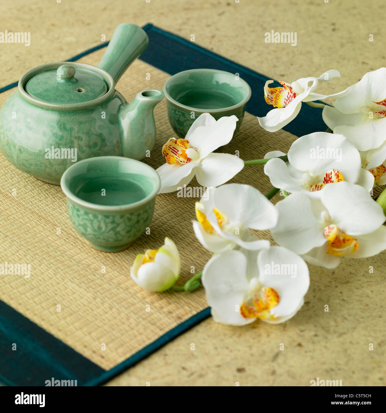 Koreanische traditionelle China mit Blumen Stockfoto