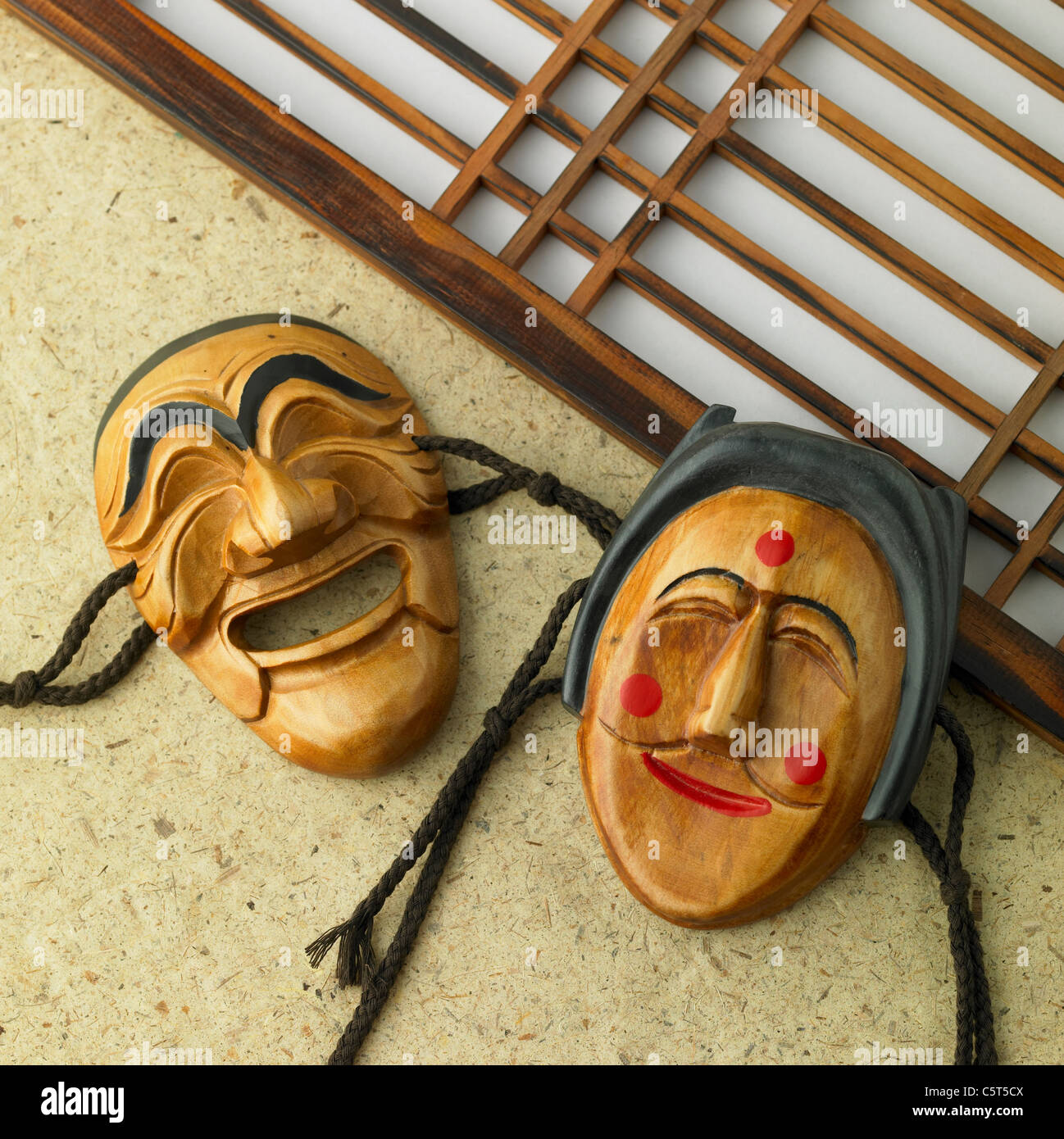 Koreanische traditionelle Maske und Papier Tür Stockfoto