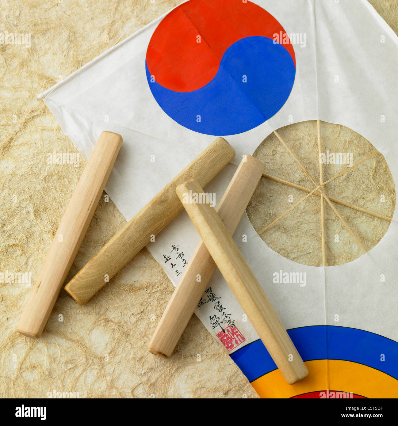 Koreanische traditionelle Kite und yut Stockfoto