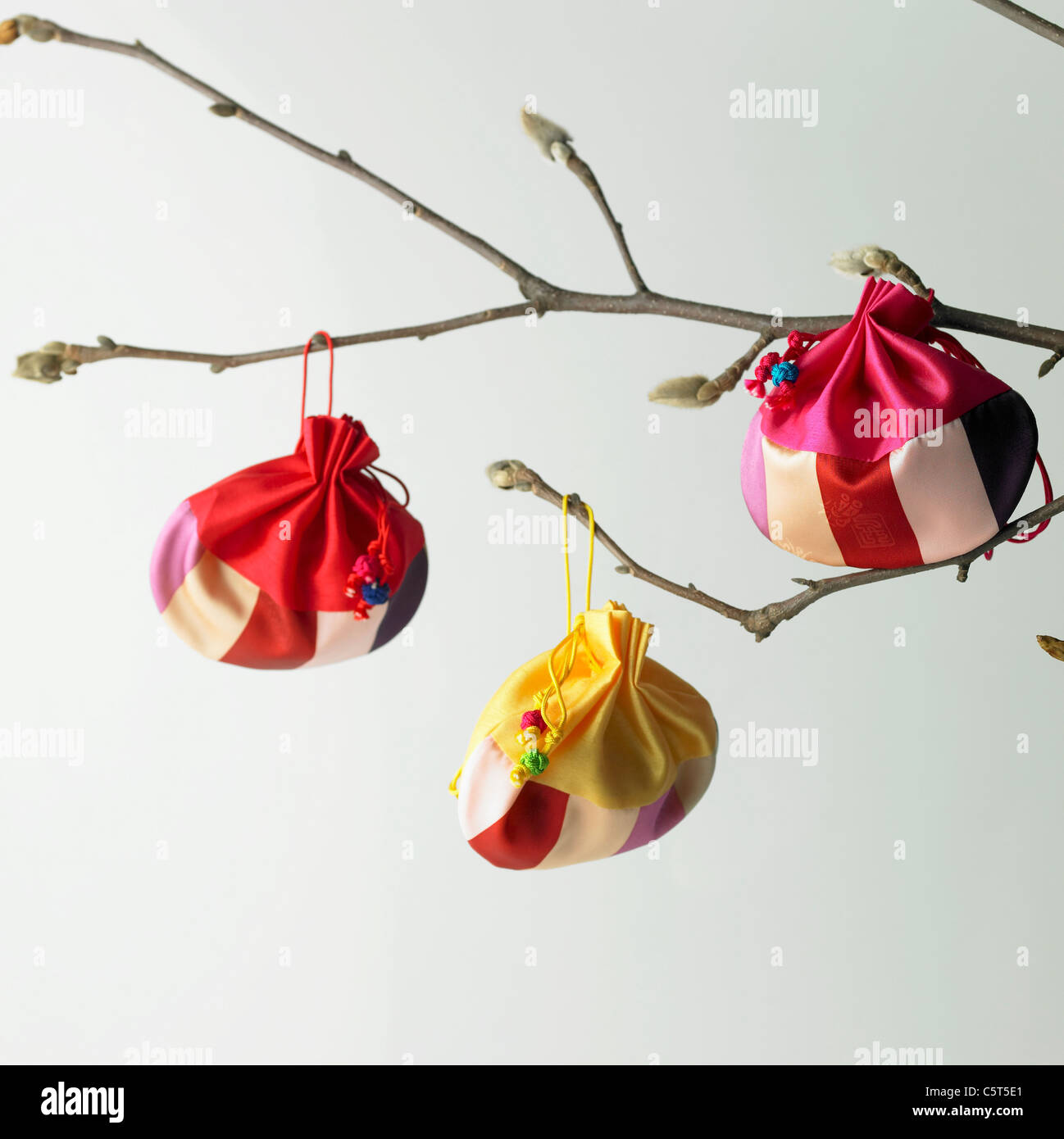 Koreanische traditionelle Wundertüte an Ästen hängen Stockfoto