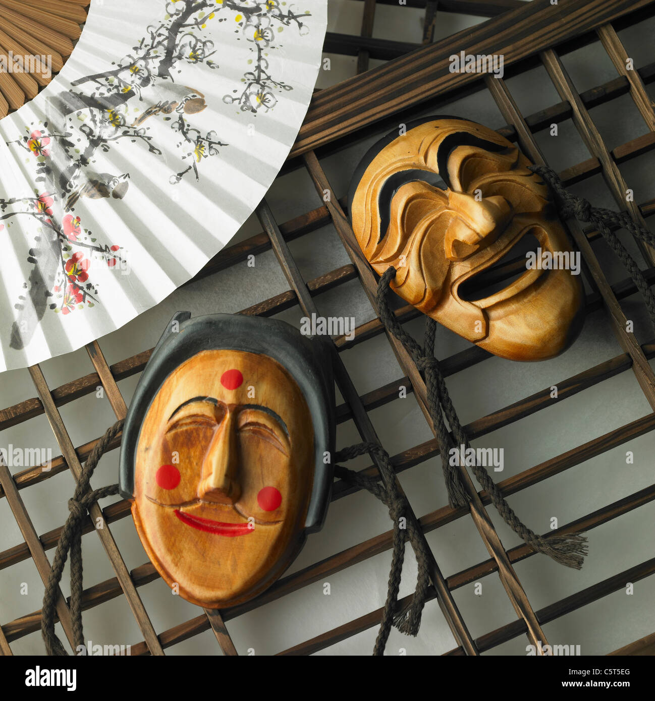 Koreanische traditionelle Masken mit klappbarer Ventilator auf Papier Tür Stockfoto