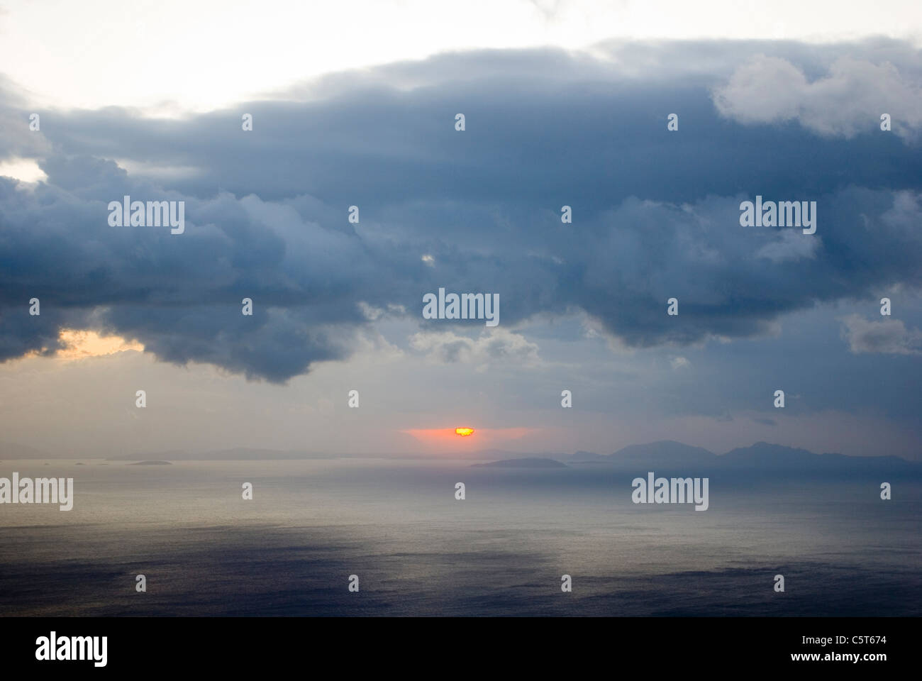 Griechenland, Ionisches Meer, Ithaka, Gewitterwolken und Sonnenuntergang Stockfoto